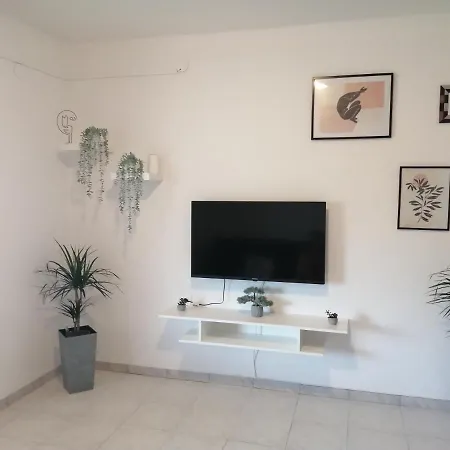 Four Winds Apartment *